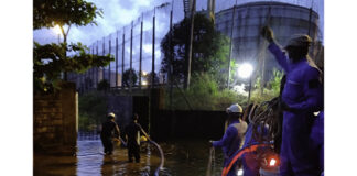 Sri Lanka Navy and Coast Guard leap into action to skim furnace oil mixed with rain water from Sapugaskanda Oil Refinery