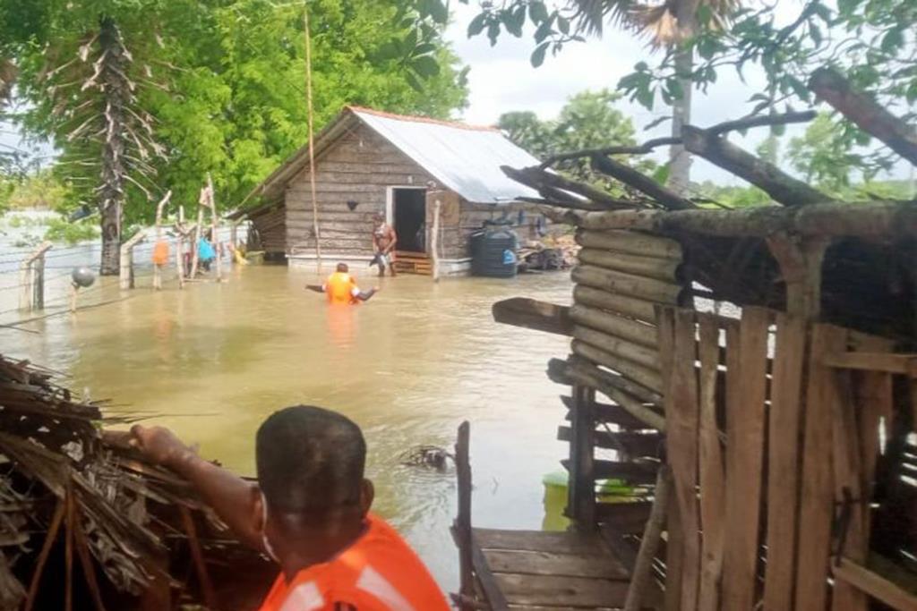 Sri Lanka Navy rescues flood victims in Puttalam district
