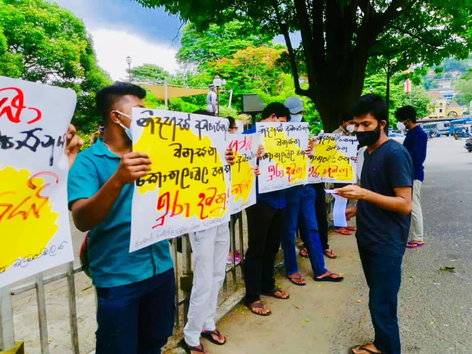 Withdraw Kotelawala National Defence University (KNDU) Bill students protesting