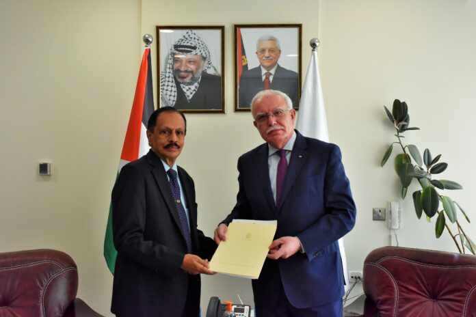Representative of Sri Lanka to the State of Palestine Nawalage Bennet Cooray presents Letters of Credence