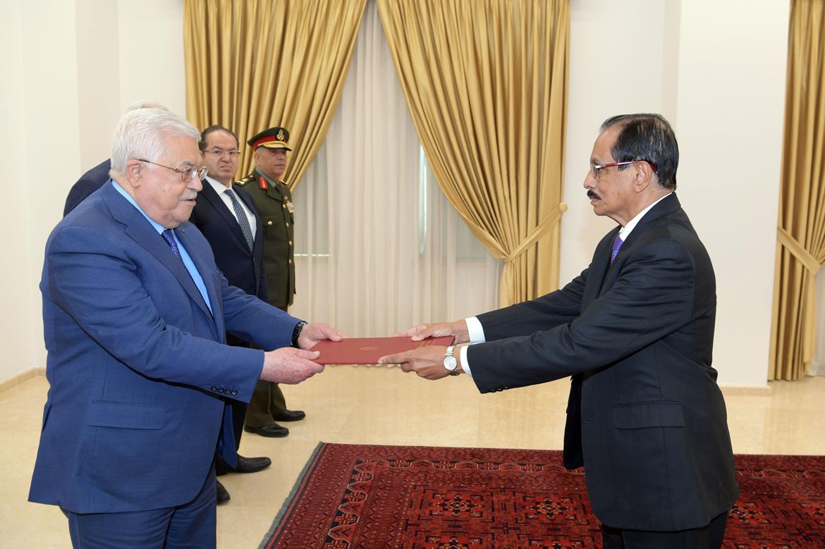 Representative of Sri Lanka to the State of Palestine Nawalage Bennet Cooray  presents Credentials to the President of the State of Palestine