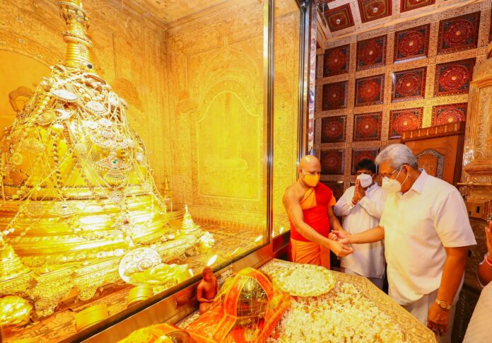 President pays homage to the Sacred Tooth Relic and obtains blessings