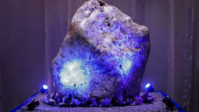 Queen of Asia the World's largest natural single crystal Blue Sapphire to sell $ 100 Million