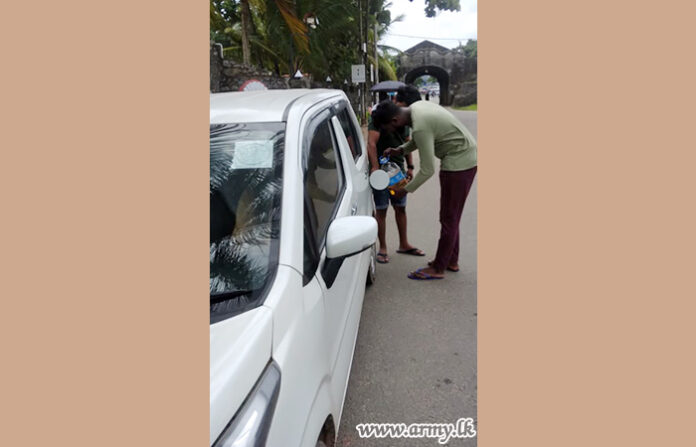 Matara Troops Help Stranded Foreigner to Reach Fuel Station