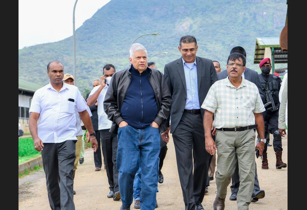 <strong>President on an observation tour of the Ambewela Farm</strong>