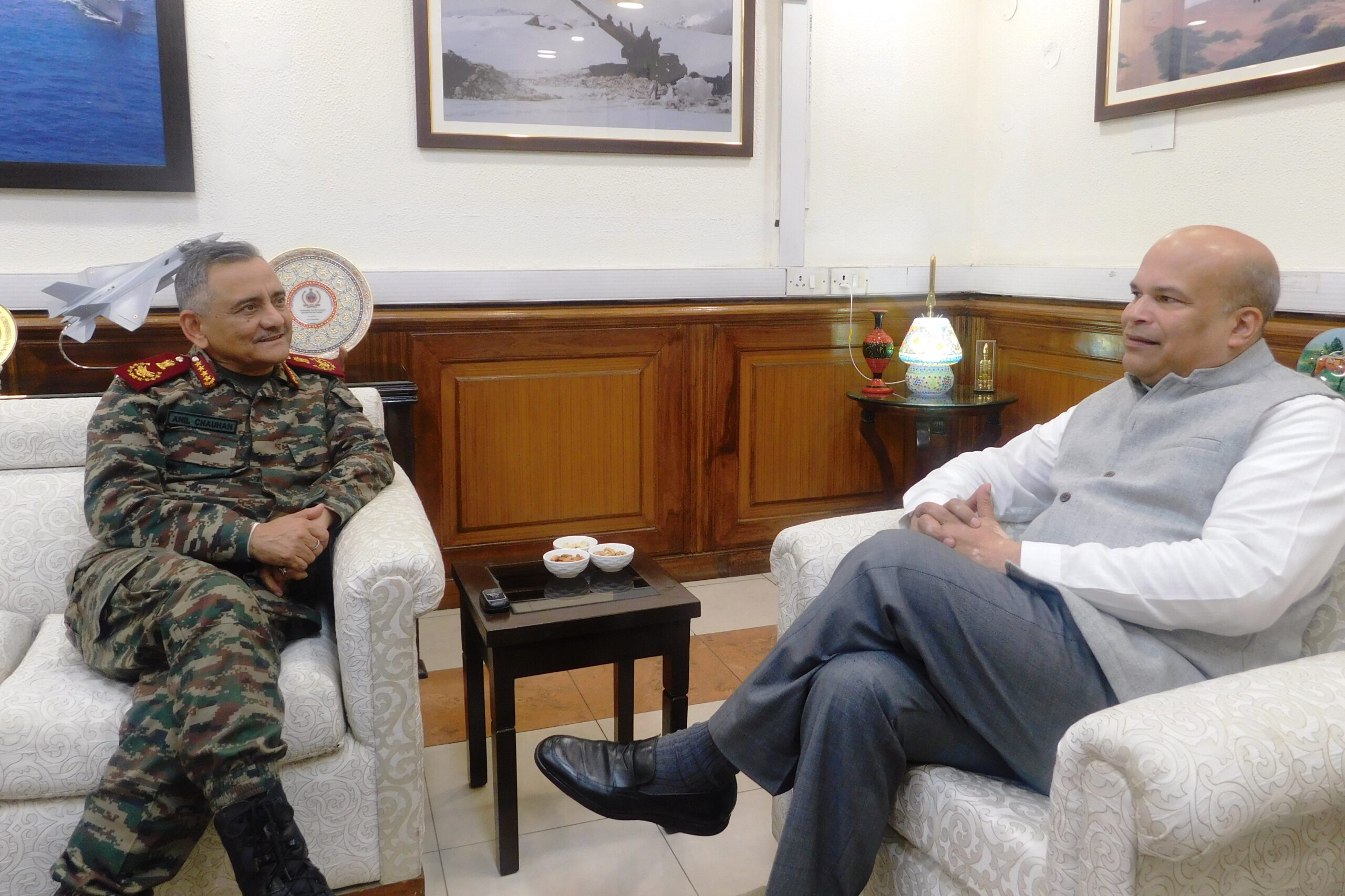 High Commissioner Milinda Moragoda meets the Indian Chief of Defence Staff