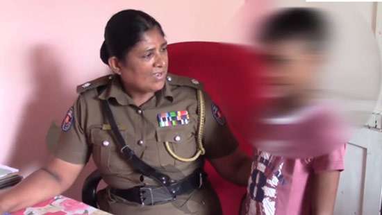 Taxi driver hands abandoned kids to Police in Ambalangoda