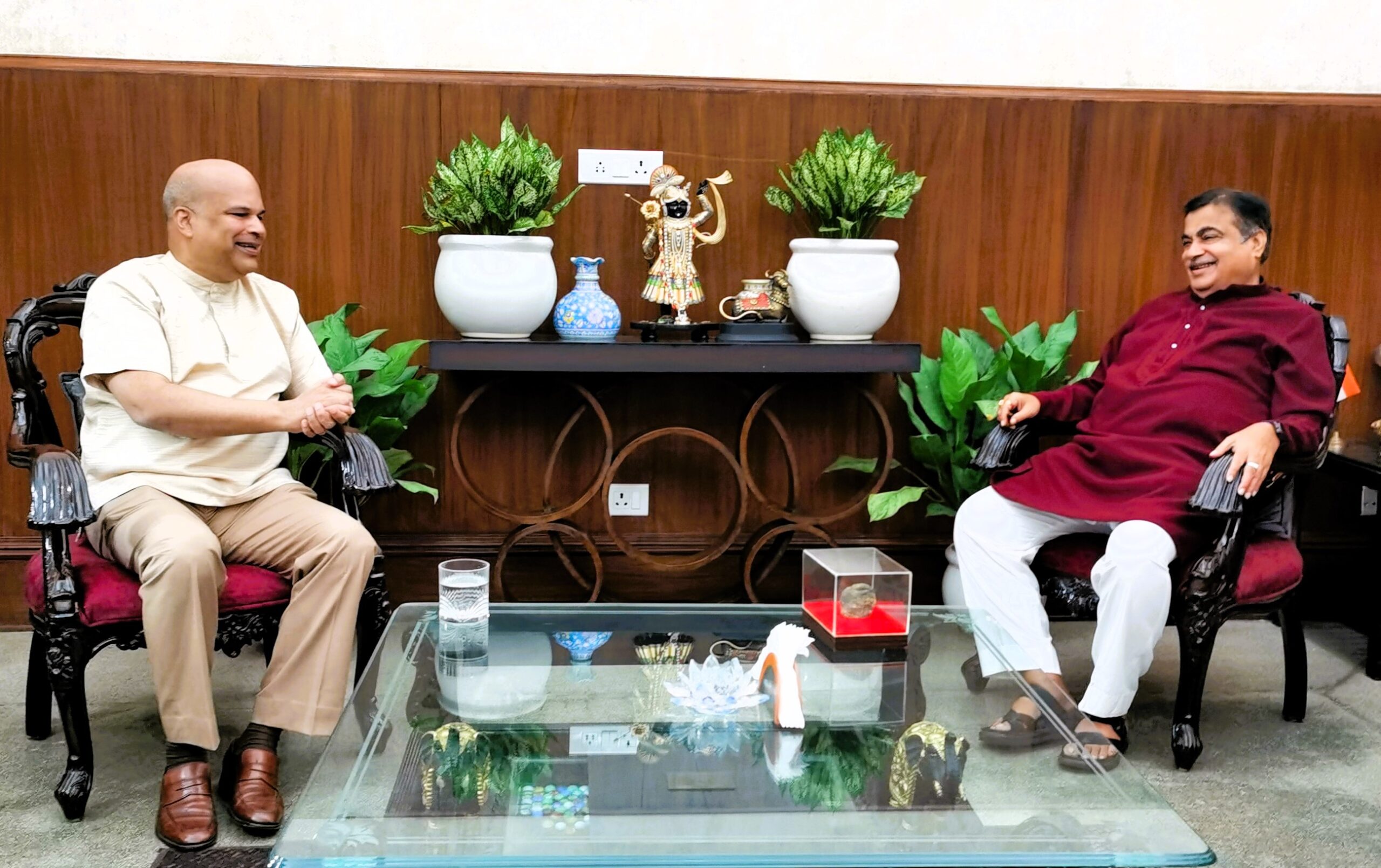 High Commissioner Moragoda pays farewell call on Indian Minister of Road Transport and Highways Nitin Gadkari