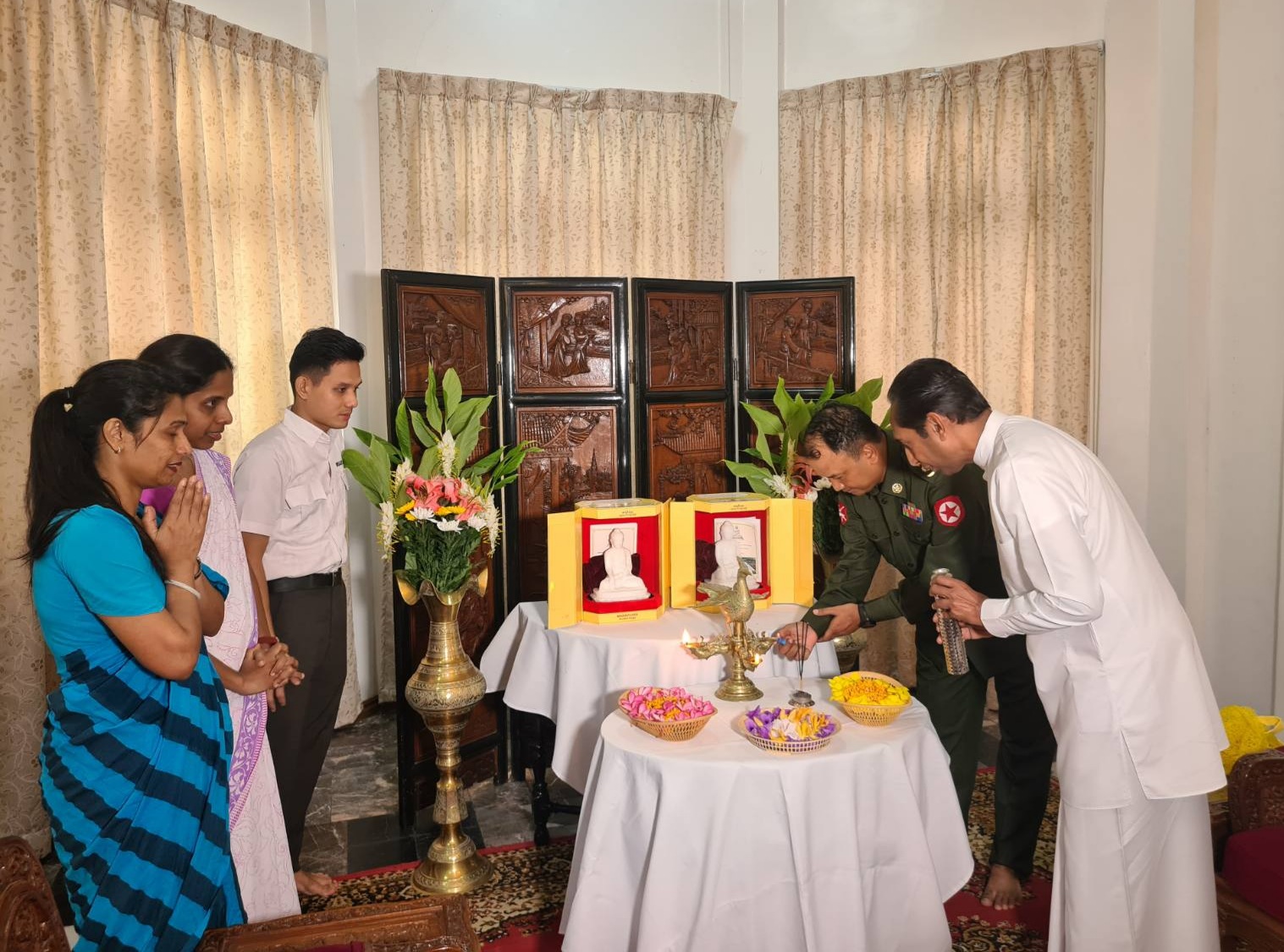 Myanmar Prime Minister presents Marble Replicas of Maravijaya Buddha Statue to the Sri Lankan dignitaries