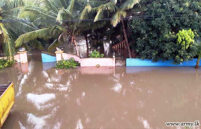 Wanni Troops Volunteer to Rescue Flood-hit Civilians in Mannar