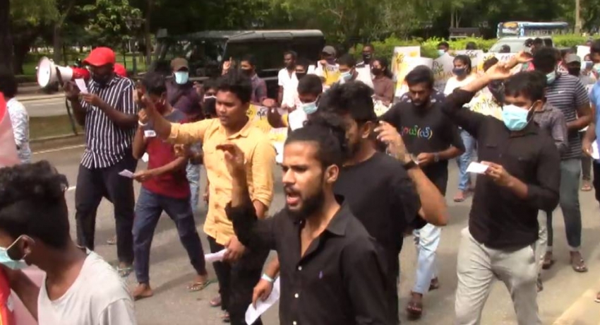 Students surround administrative building of Kelaniya Uni